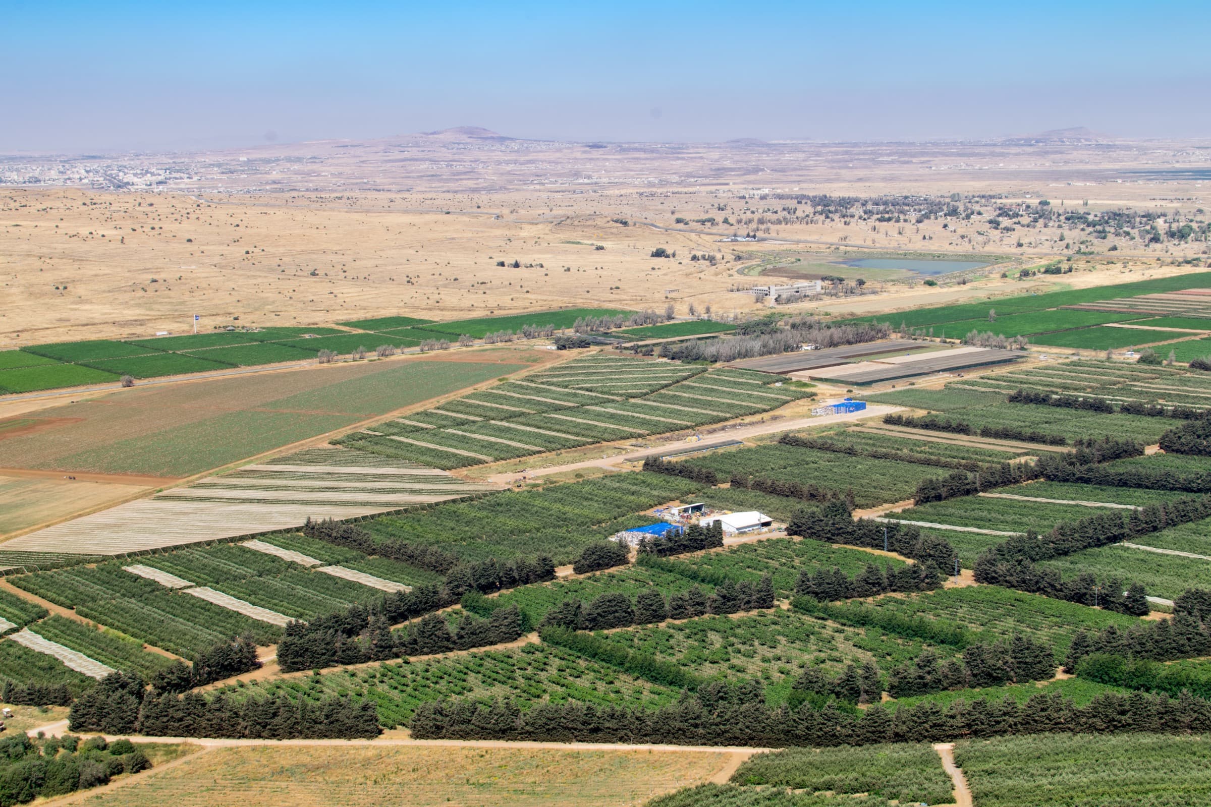 צילום אווירי של שטחים חקלאיים ומבני משק